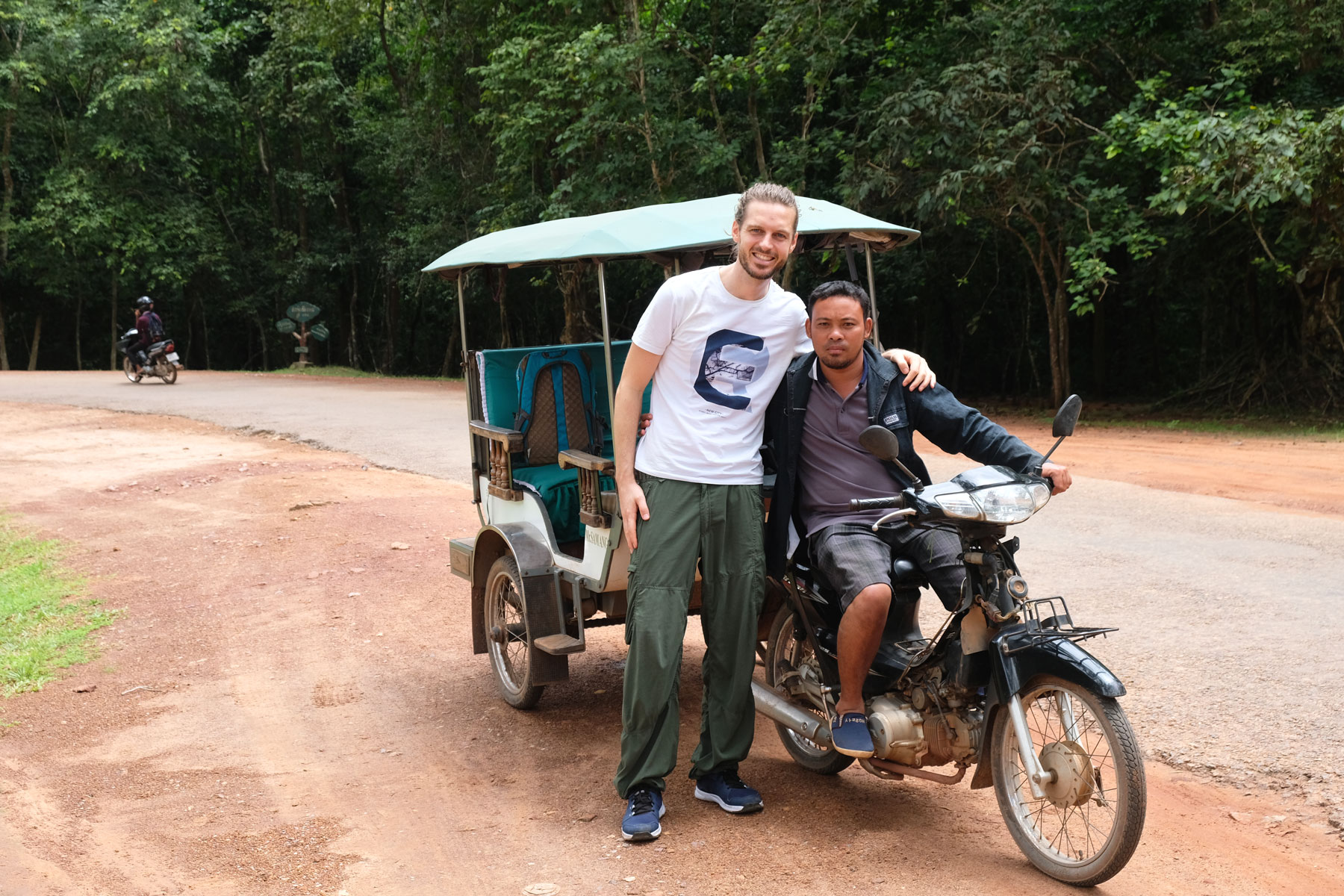 Sebastian steht mit unserem Fahrer vor seinem Tuk-Tuk