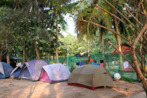 Unser Zelt steht neben andere auf dem Campingplatz