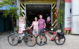 Leo und Sebastian stehen mit ihren eben gekauften Fahrrädern von dem Geschäft in Ho-Chi-Minh-City in Vietnam.