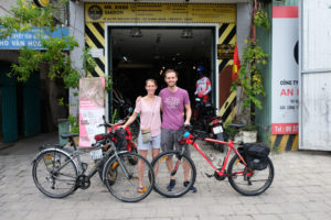 Leo und Sebastian stehen mit ihren eben gekauften Fahrrädern von dem Geschäft in Ho-Chi-Minh-City in Vietnam.