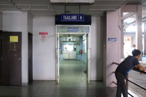 Im Grenzgebäude auf malaysischer Seite wird über der Türe "Thailand" ausgeschildert.