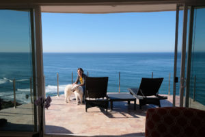 Leo mit einem Hund beim House Sitting auf einem Balkon am Meer.