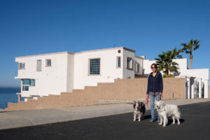 Leo mit zwei Hunden vor einem Haus in Mexiko, in dem wir House Sitting machen.
