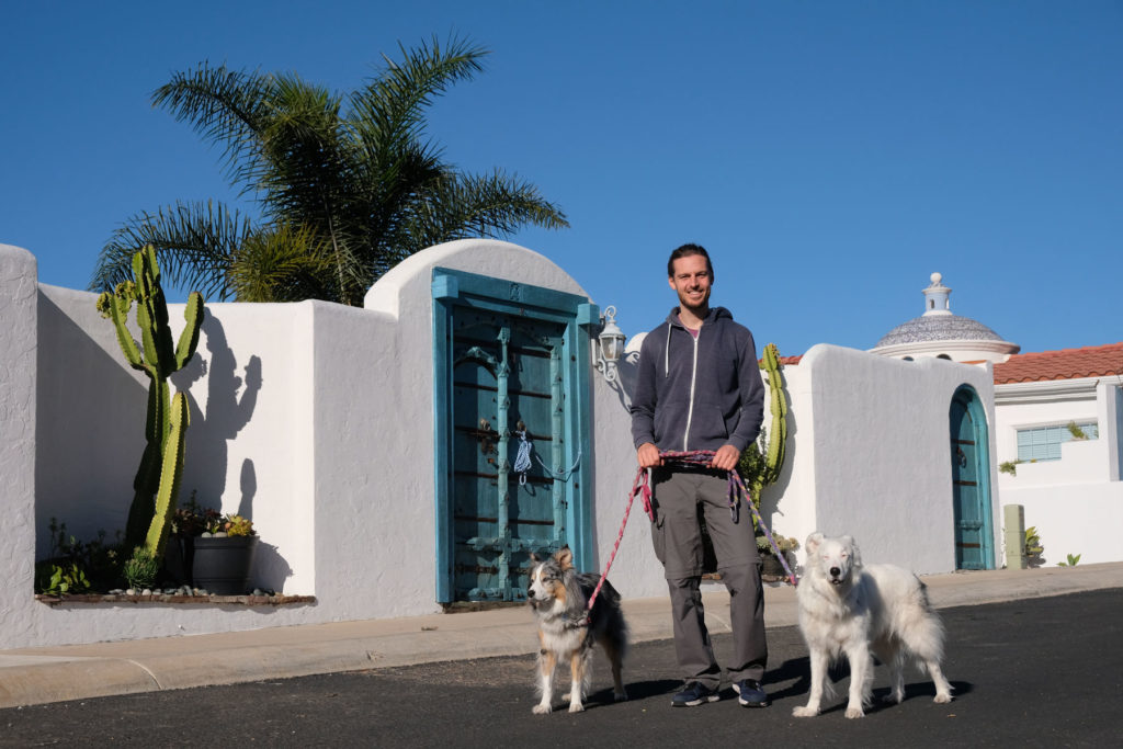Sebastian geht beim House Sitting in Mexiko mit zwei Hunden Gassi.