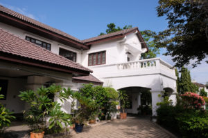 In Bangkok machen wir das erste Mal house sitting und hüten ein großes Haus.