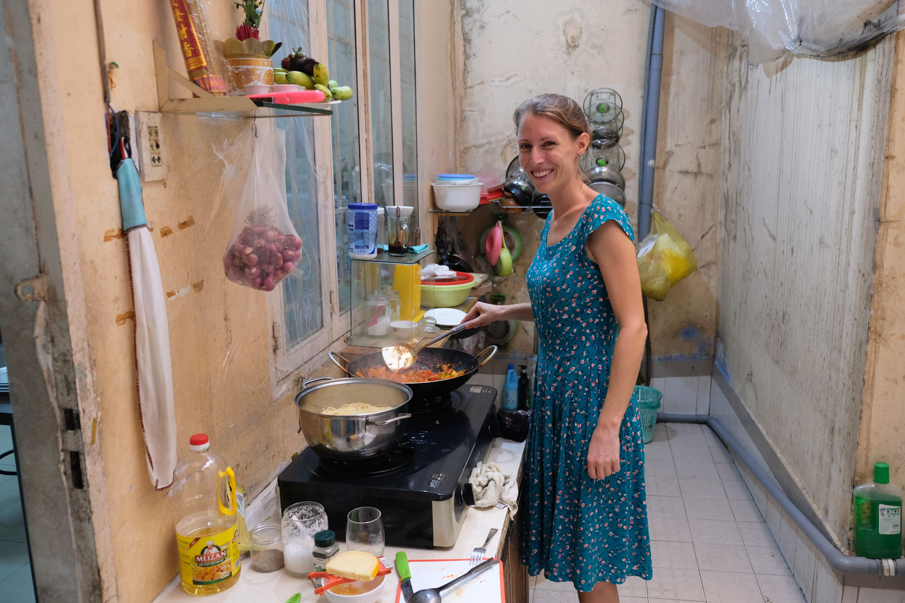 Leo kocht für ihre vietnamesischen Couchsurfing-Gastgeber.