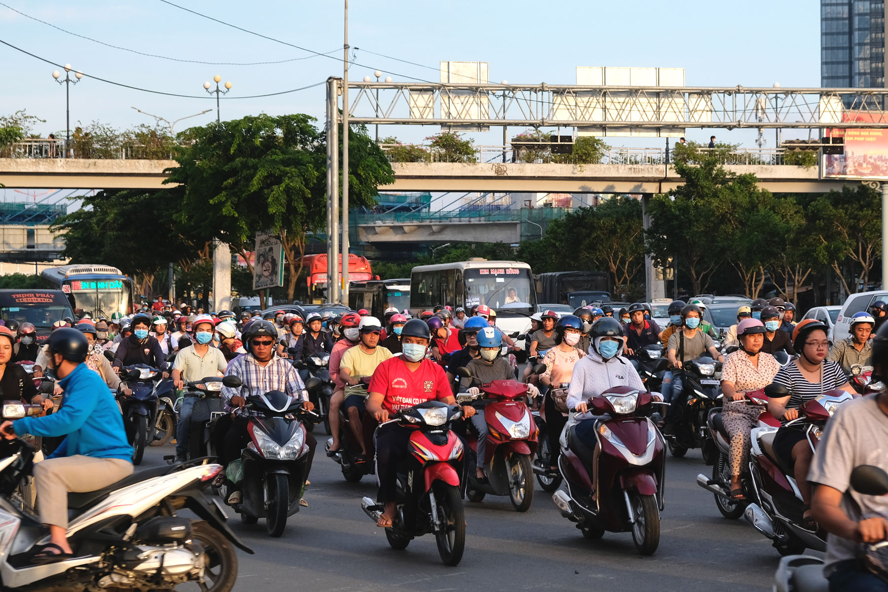 Unmengen Motorroller fahren durch die Straßen Ho-Chi-Minh-Citys in Vietnam.