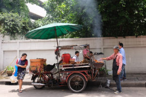 Ein mobiler Essenstand verkauft streetfood auf der Straße.