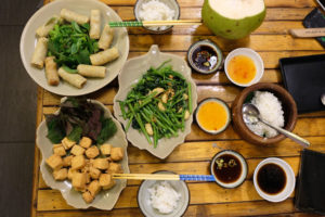 Auf dem Tisch steht unser leckeres vietnamesiches Abendessen.