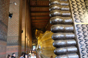 Im Wat Pho besuchen wir den riesigen liegenden Buddha.