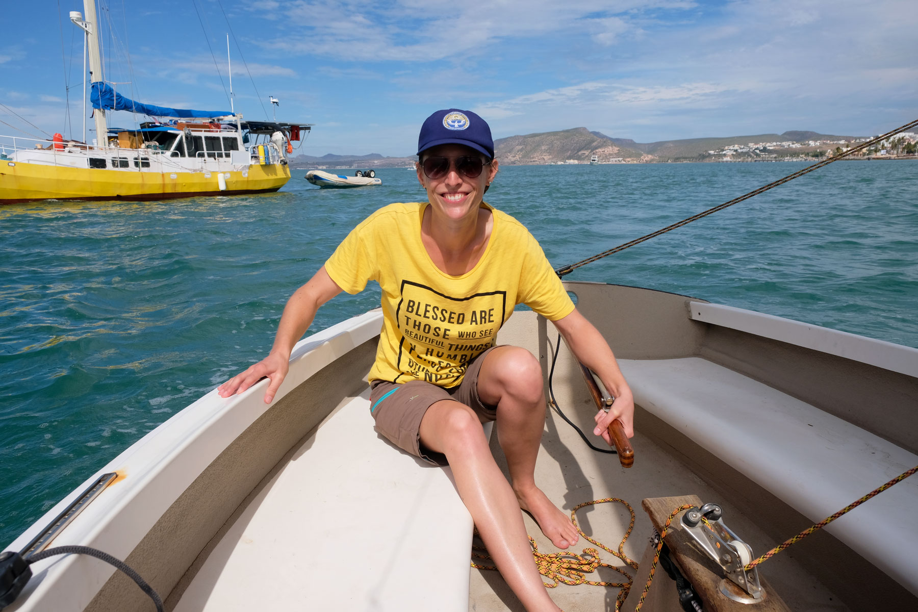 Leo lenkt ein Segelboot in La Paz, Baja California, Mexiko.