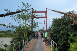 Sebastian steht mit seinem Fahrrad auf einer kleinen Brücke im Süden Vietnams.