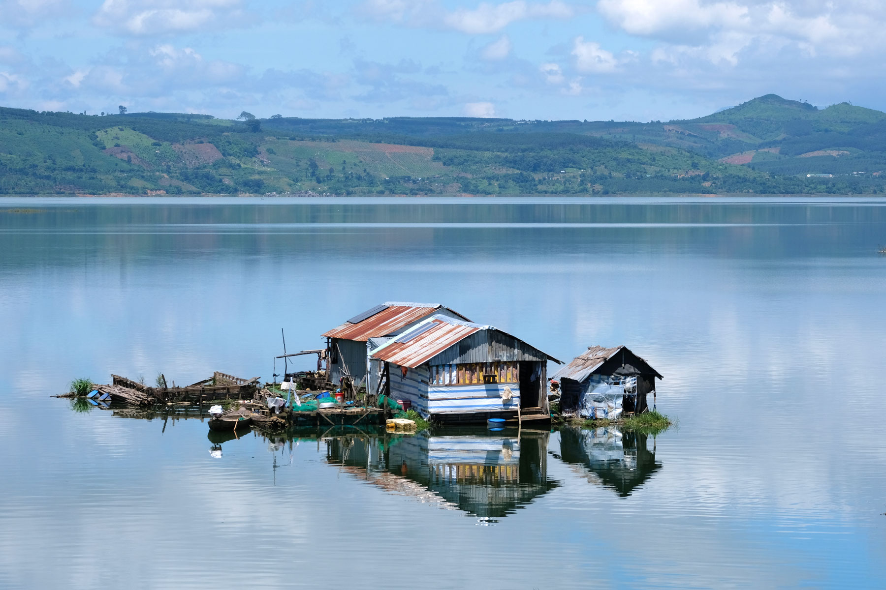 Ein Haus schwimmt auf dem Buôn Tha Sra Reservoir in Vietnam.