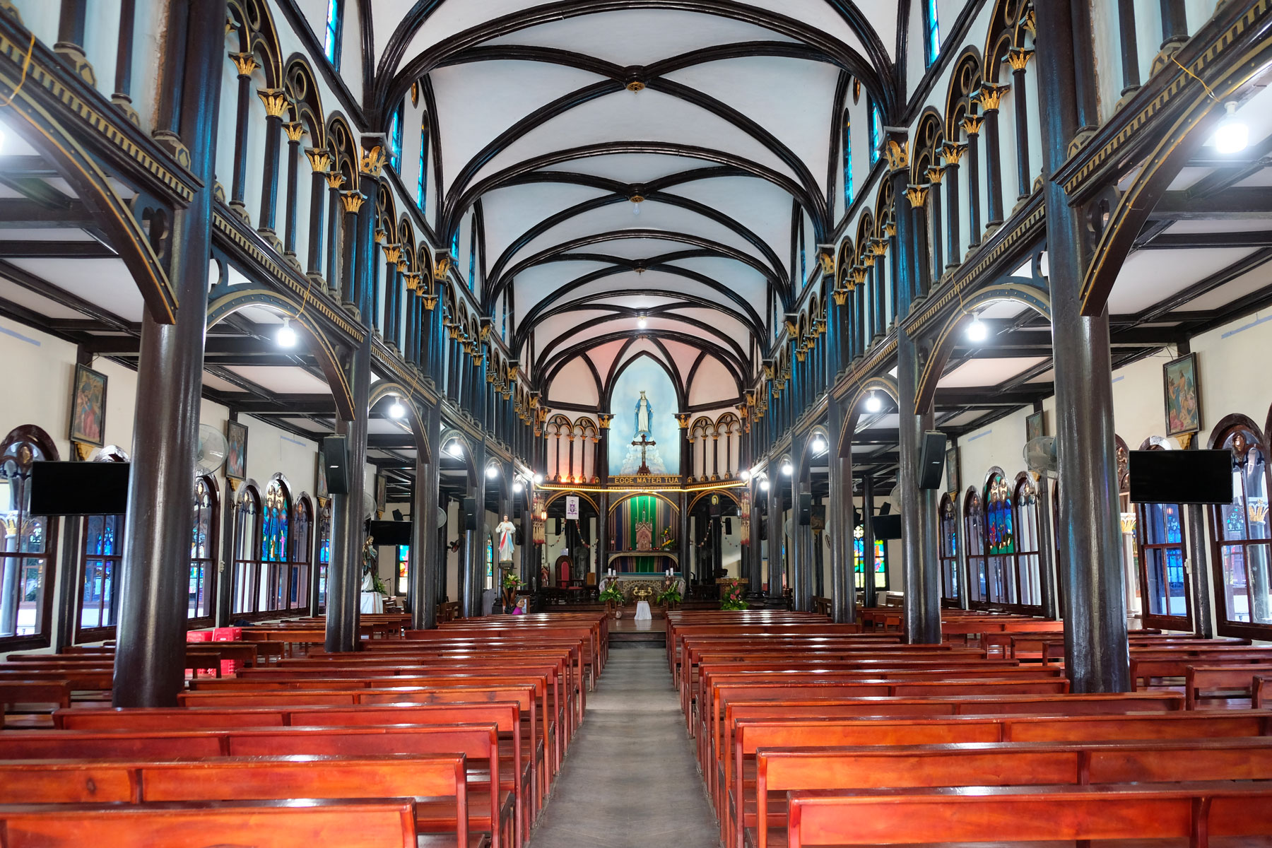 Das Innere der Holzkirche von Kon Tum in Vietnam.