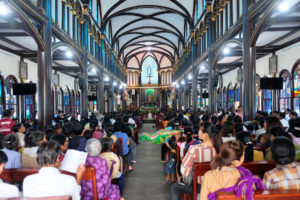 Jetzt ist die Holzkirche von Kon Tum voller Besucher.
