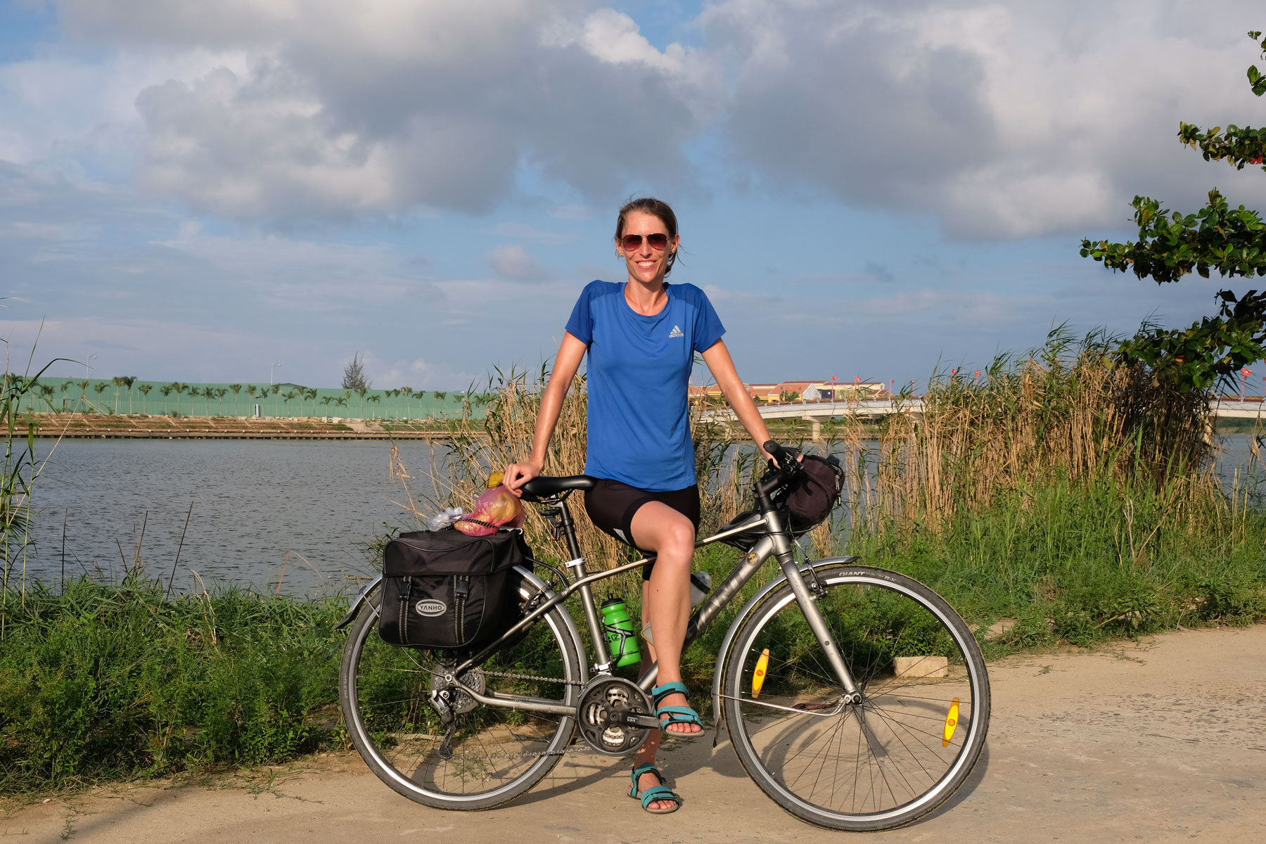 Leo mit ihrem Fahrrad in Hoi An in Vietnam.