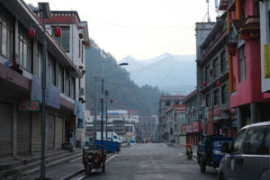 Die Kleinstadt Kerung in Tibet wirkt aufgeräumt, aber auch sehr unbewohnt.