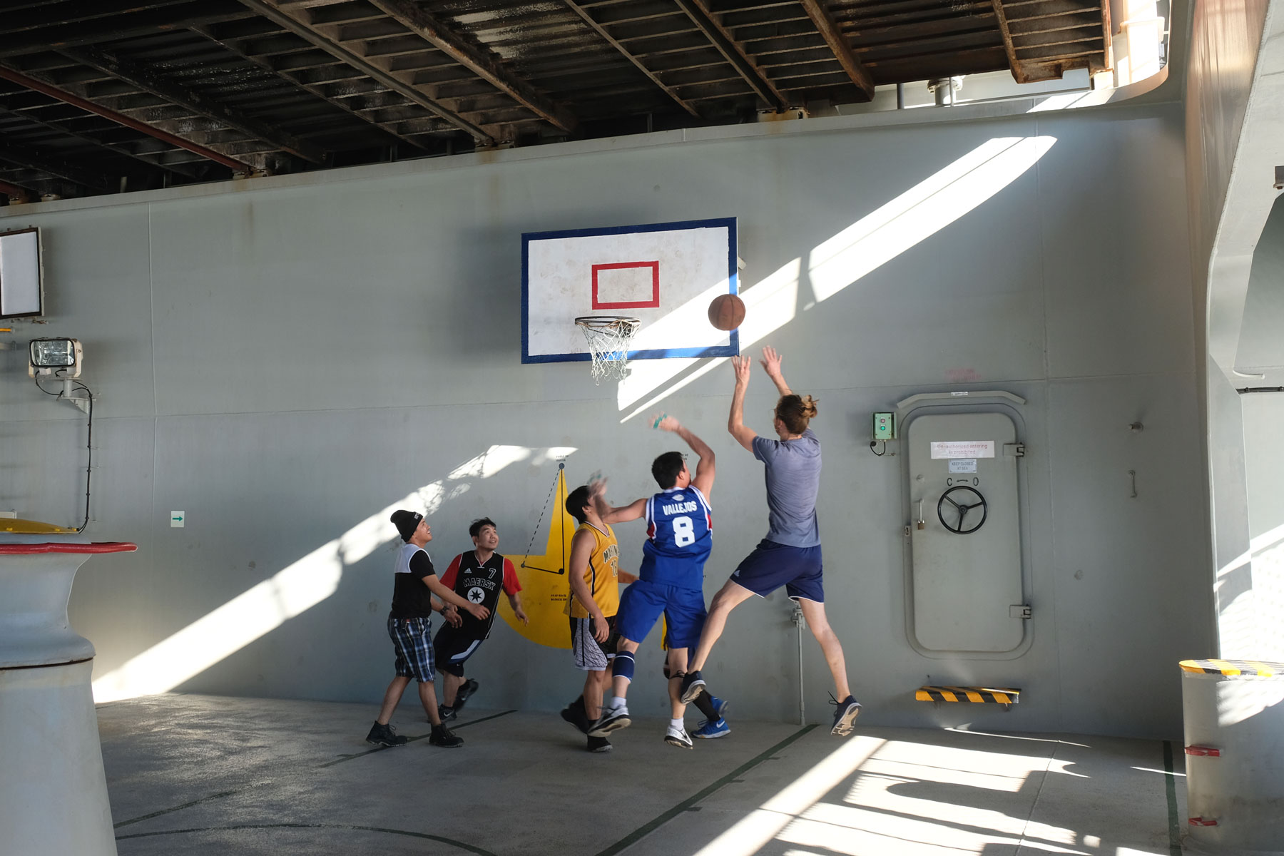 Sebastian spielt mit der Crew Basketball auf einem Frachtschiff.