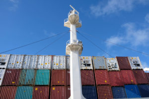 Ausguck und Container auf einem Frachtschiff.