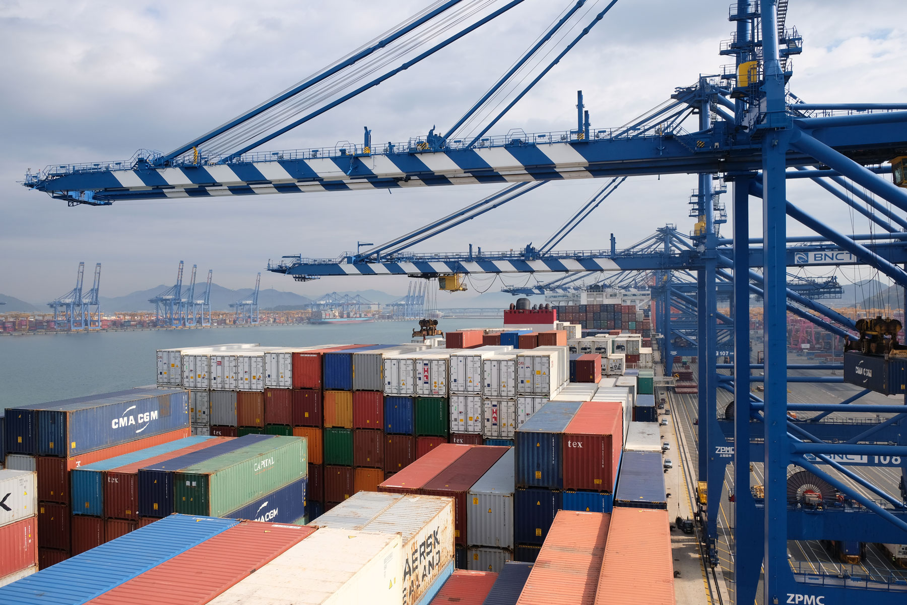 Ladungswechsel eines Containerschiffs am Hafen von Buzan in Südkorea.