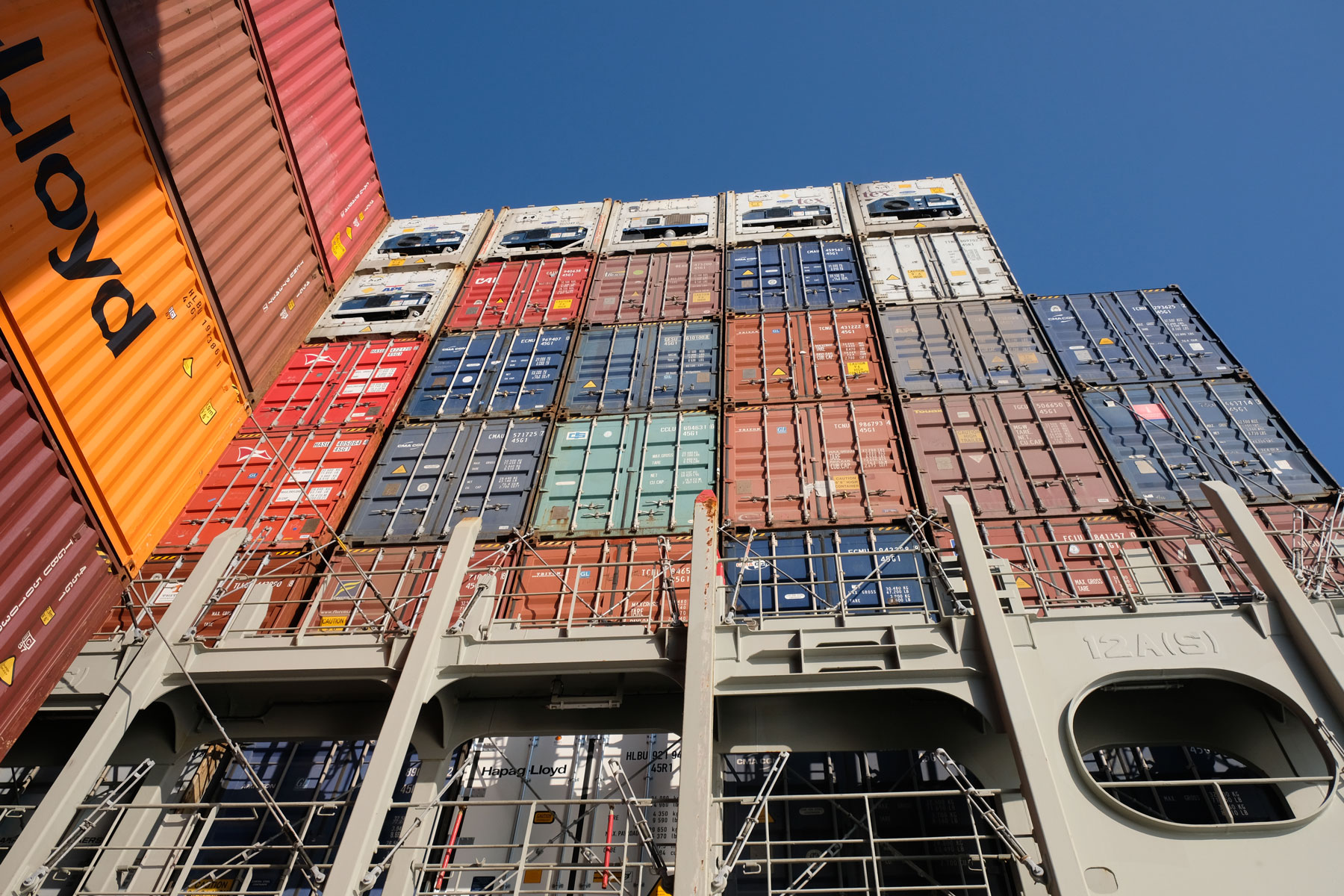 Gestapelte Container auf einem Frachtschiff.