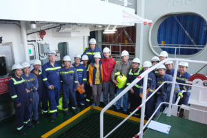 Leo und Sebastian zusammen mit der Besatzung des Containerschiffs CMA CGM Jacques Joseph.