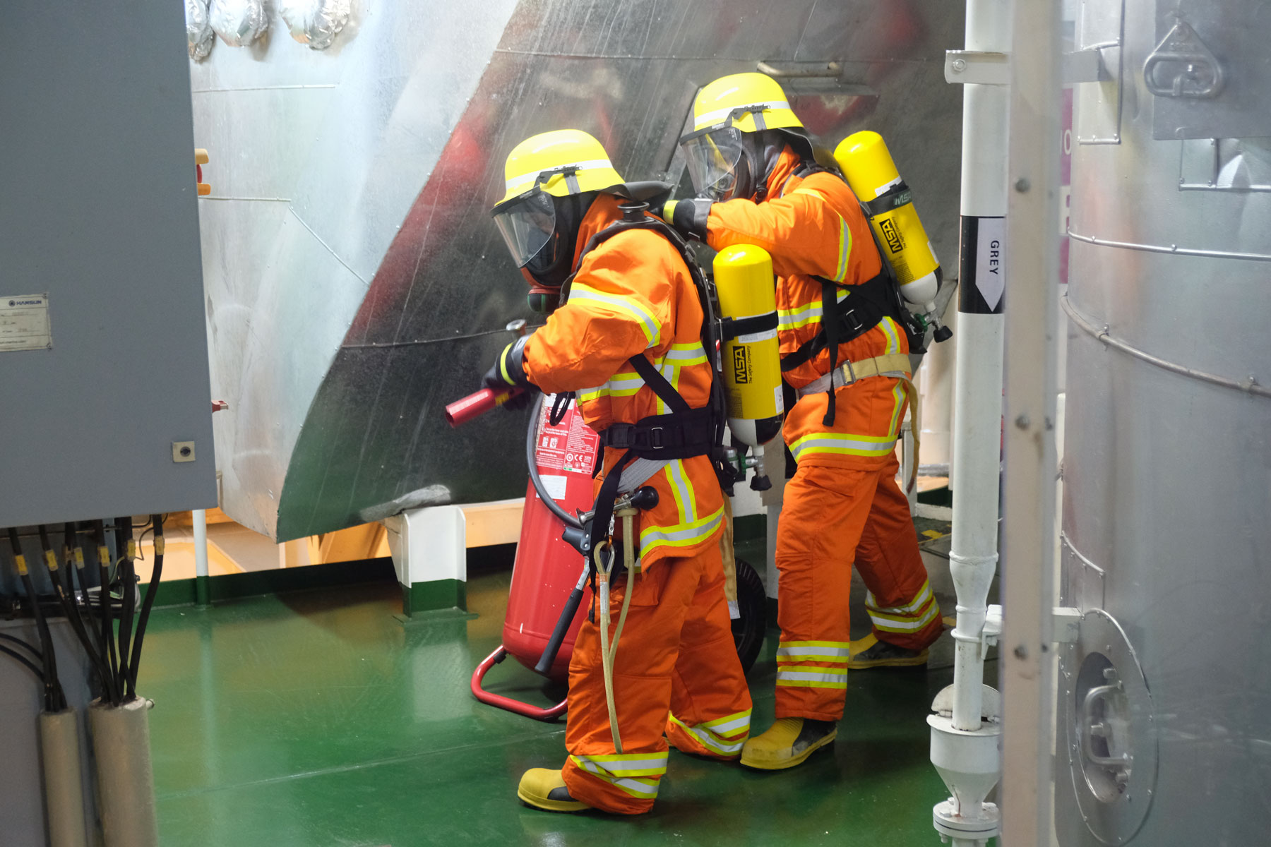 Zur Feuerbekämpfung ausgebildete Crew-Mitglieder bei einer Brandschutzübung.