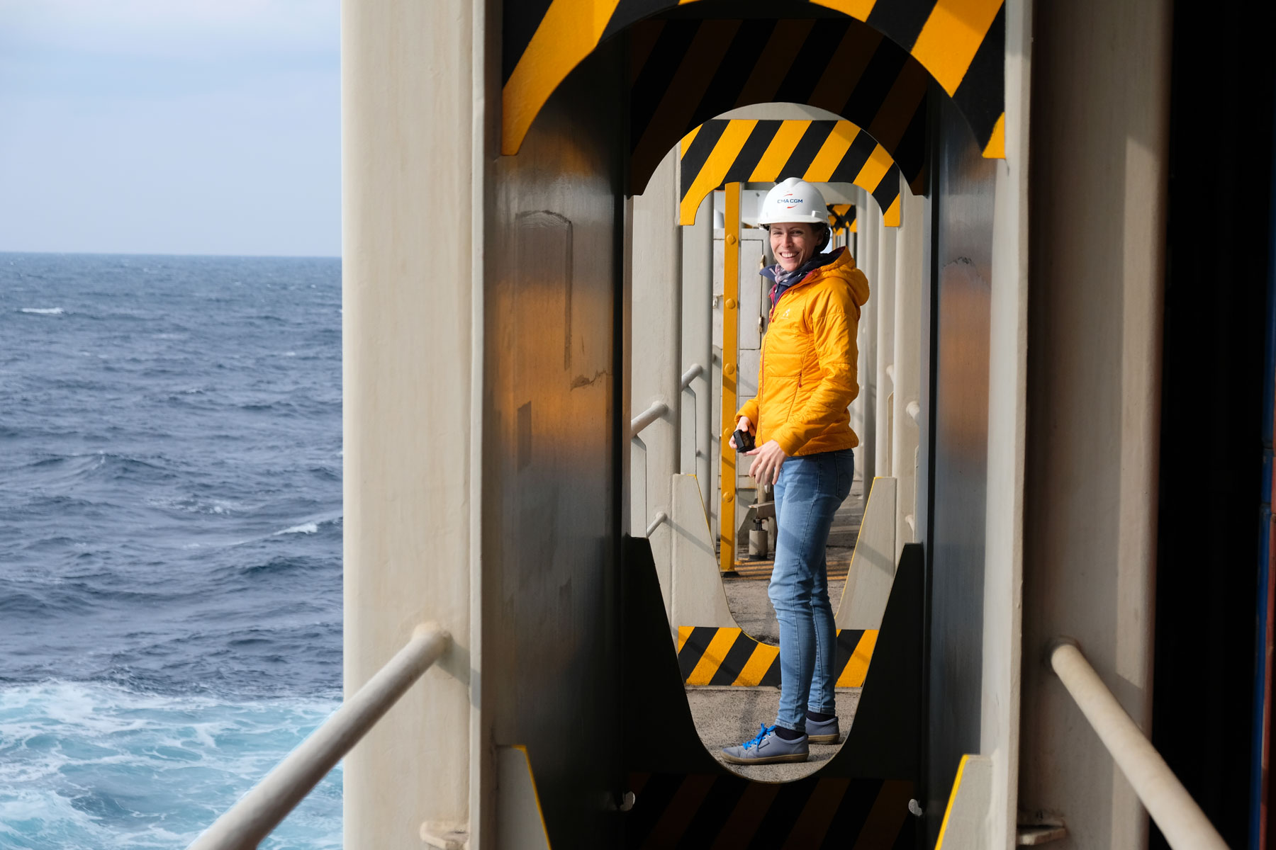 Leo am Heck eines Containerschiffes, das den Pazifik überquert.