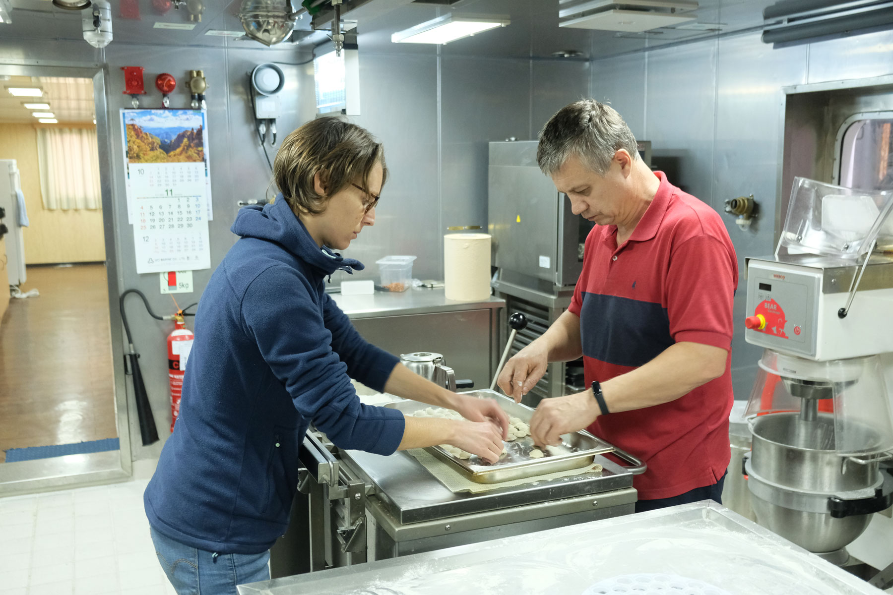 containerschiff-frachtschiff-kombuese-kochen-pelmeni