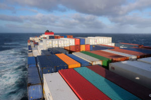 Das Containerschiff CMA CGM Jacques Joseph überquert den Pazifik.