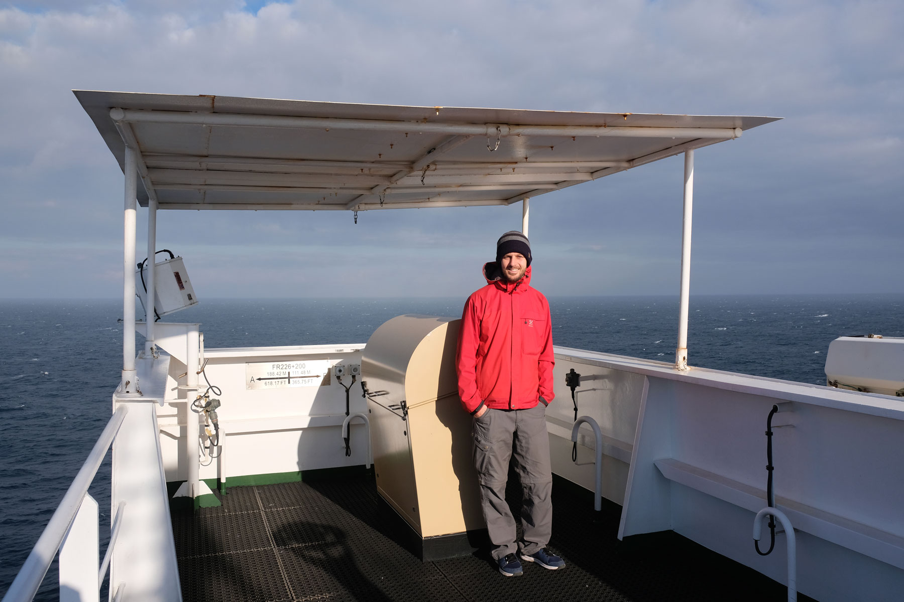 Sebastian auf der Brücke eines Containerschiffs, das den Pazifik überquert.