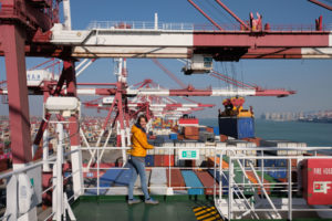 Leo auf der Brücke eines Containerschiffs im Hafen von Qingdao.