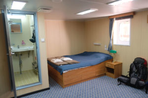 Bett und Bad in der Kabine eines Containerschiffs.