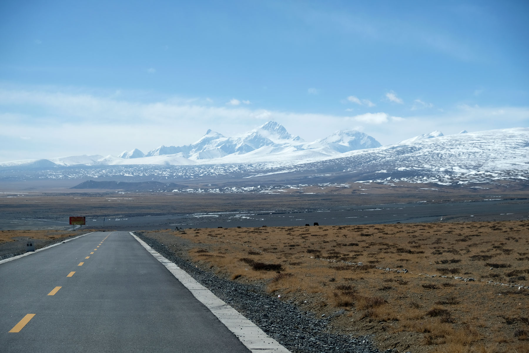 Der perfekt asphaltierte Friendship Highway zieht sich von Kathmandu in Nepal nach Lhasa in Tibet.