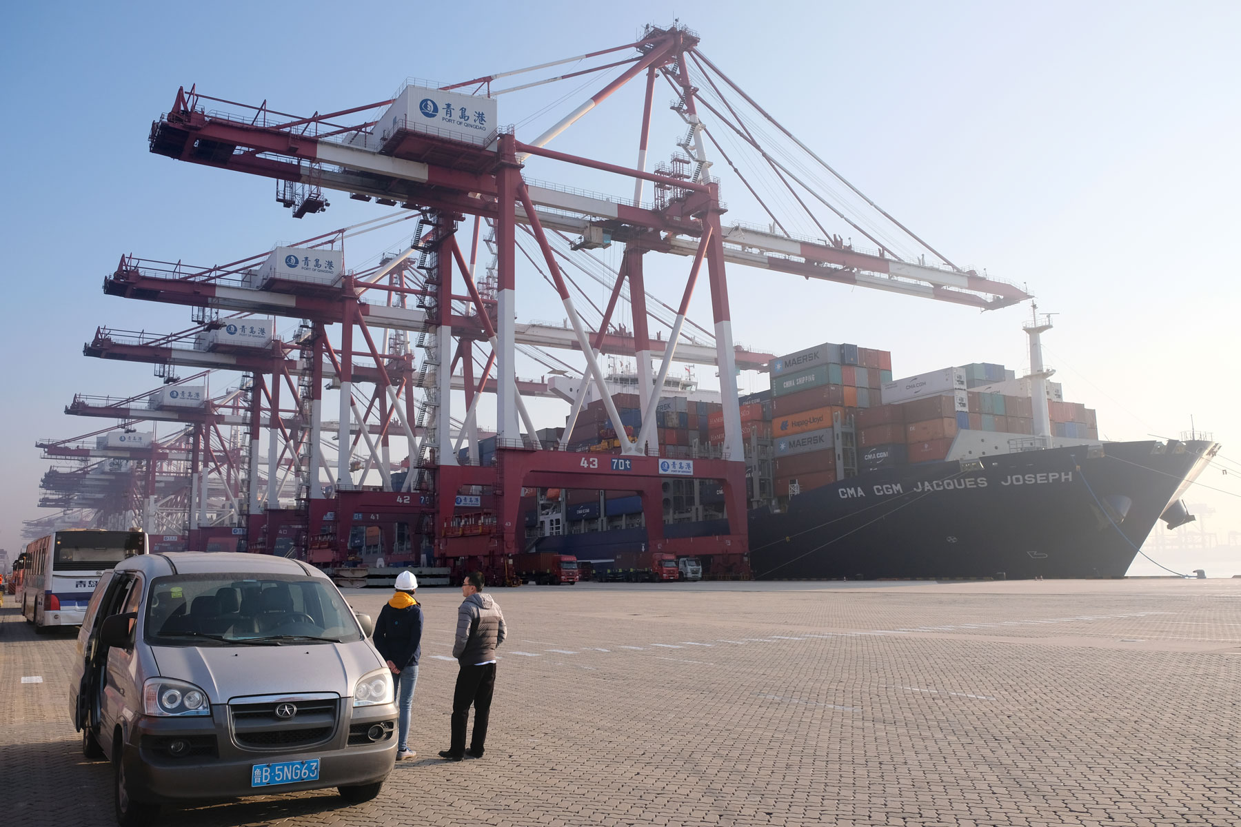 Leo mit einem chinesischen Hafenagent vor dem Frachtschiff CMA CGM Jacques Joseph.