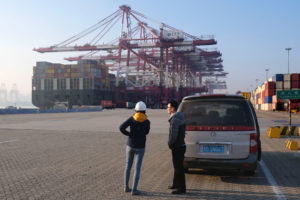 Leo mit einem chinesischen Hafenagent am Containerhafen von Qingdao.