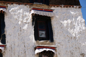 Ein Bild Bob Marleys hängt im Fenster des tibetischen Klosters Tashilunpo.
