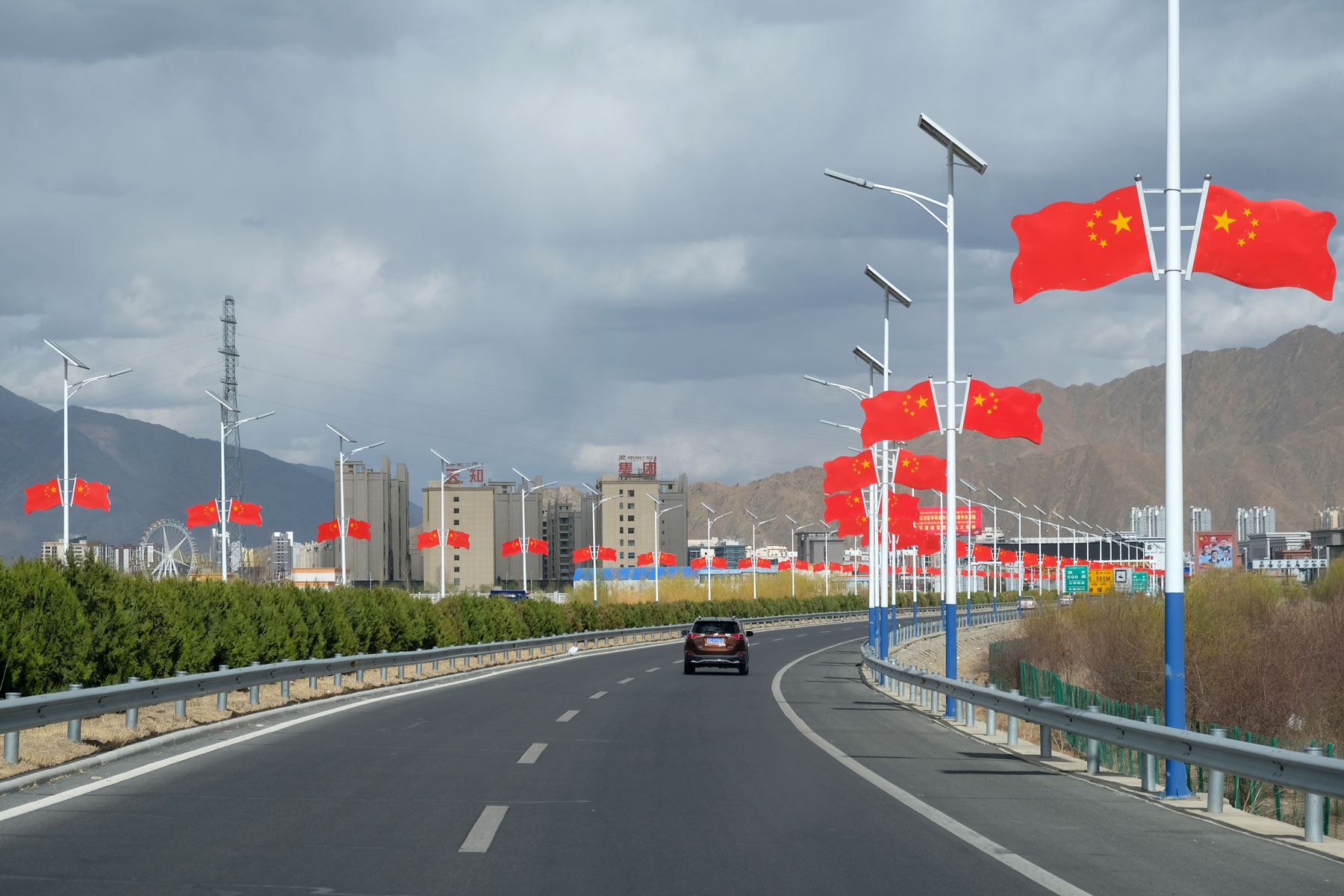 Eine große Straße führt hinein nach Lhasa.