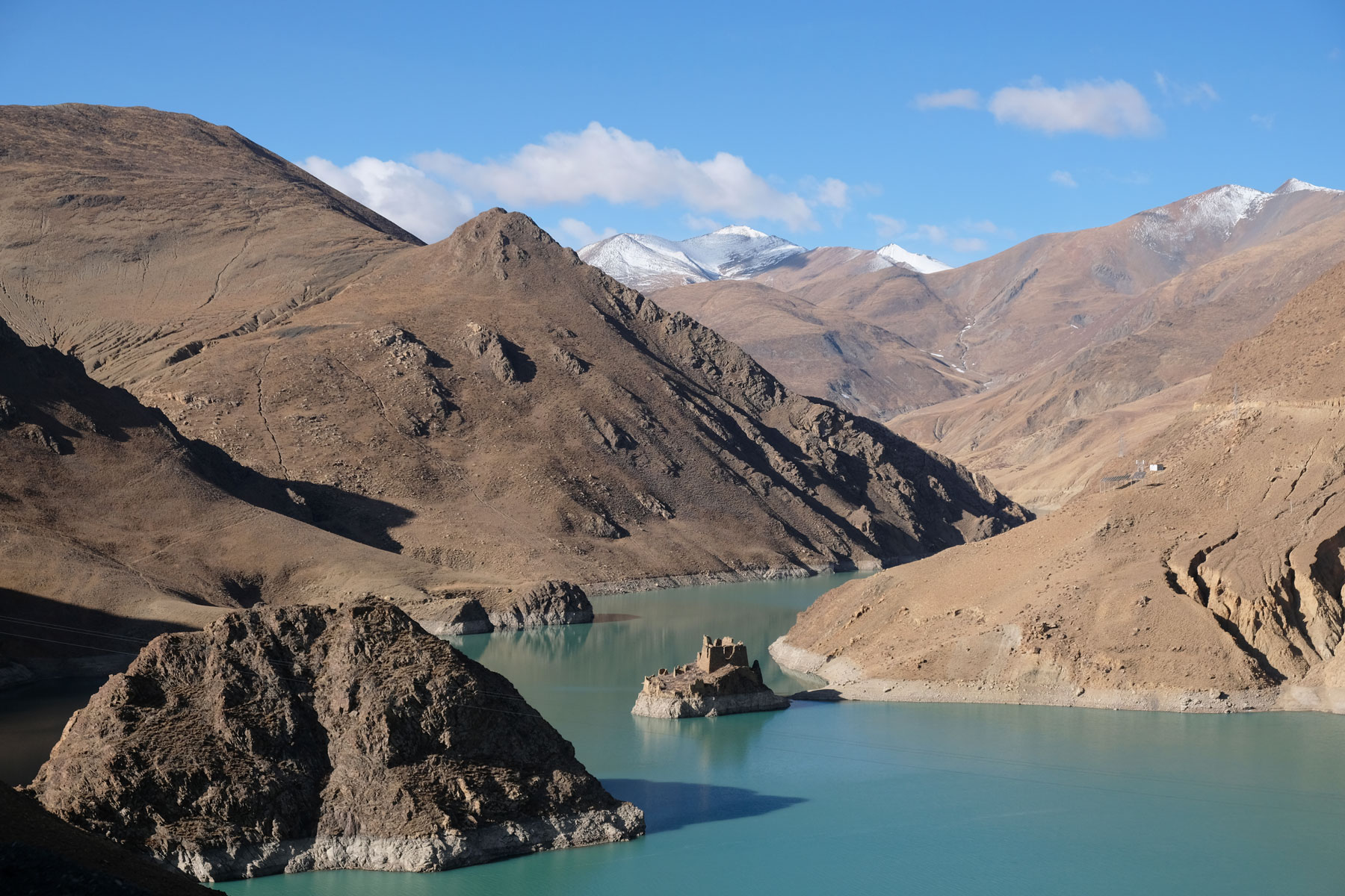 Das Manla Reservoir liegt eingebettet zwischen den Bergen kurz hinter der Stadt Gyantse in Tibet.