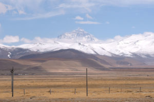 Der Mount Everest erhebt sich wolkenfrei über der tibetischen Hochebene.