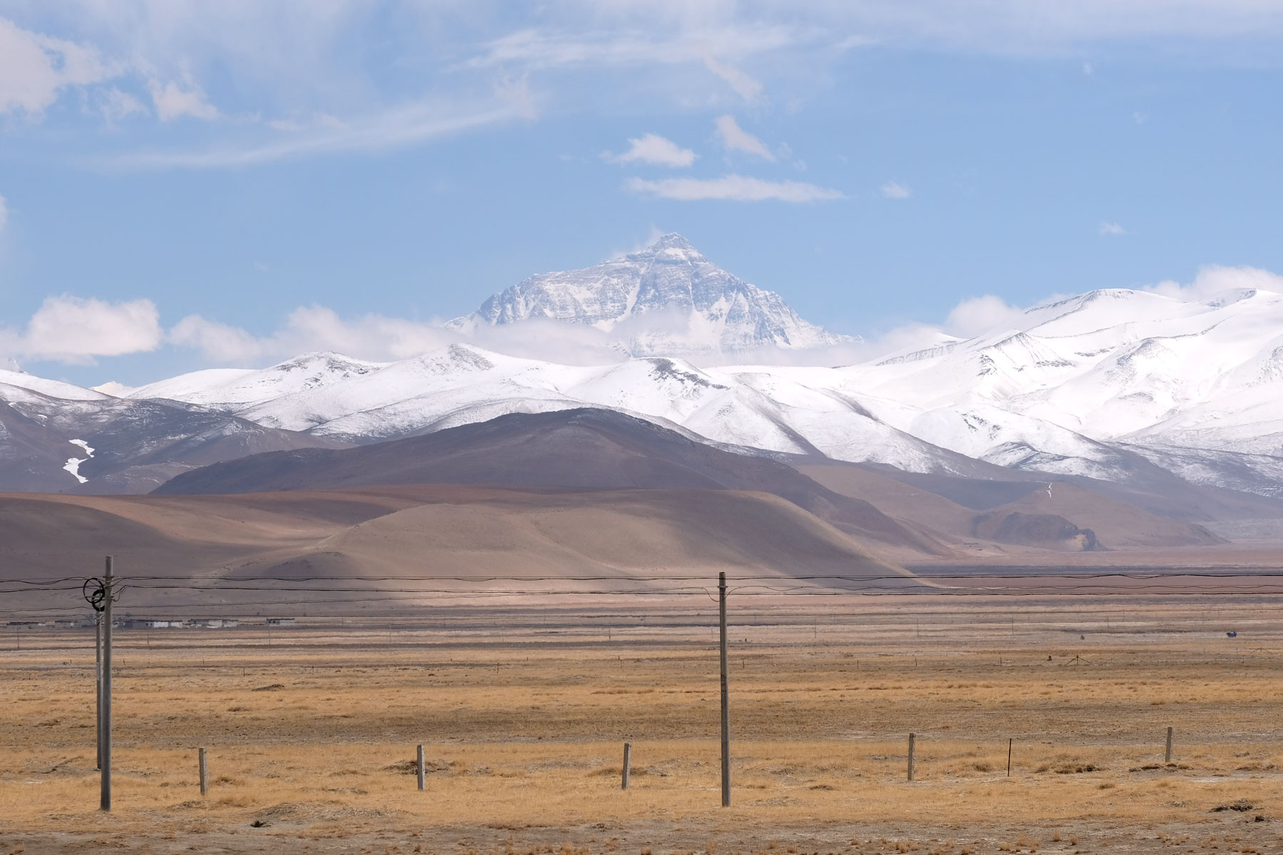 Der Mount Everest erhebt sich wolkenfrei über der tibetischen Hochebene.