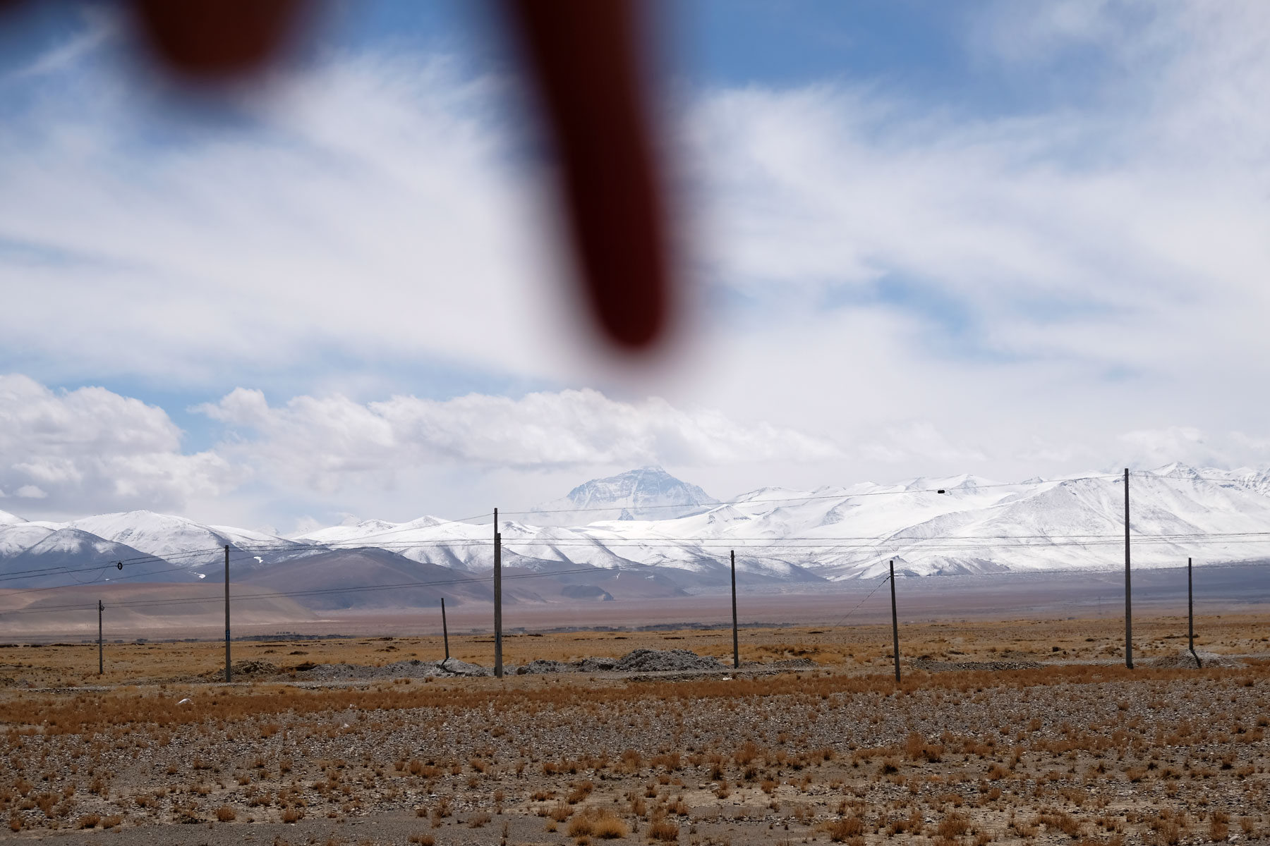 Im Foto zeigt ein Finger auf den Mount Everest