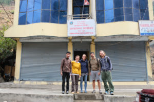 Leo und Sebastian stehen am Ausreisegebäude in Rasuwa Ghadhi in Nepal.