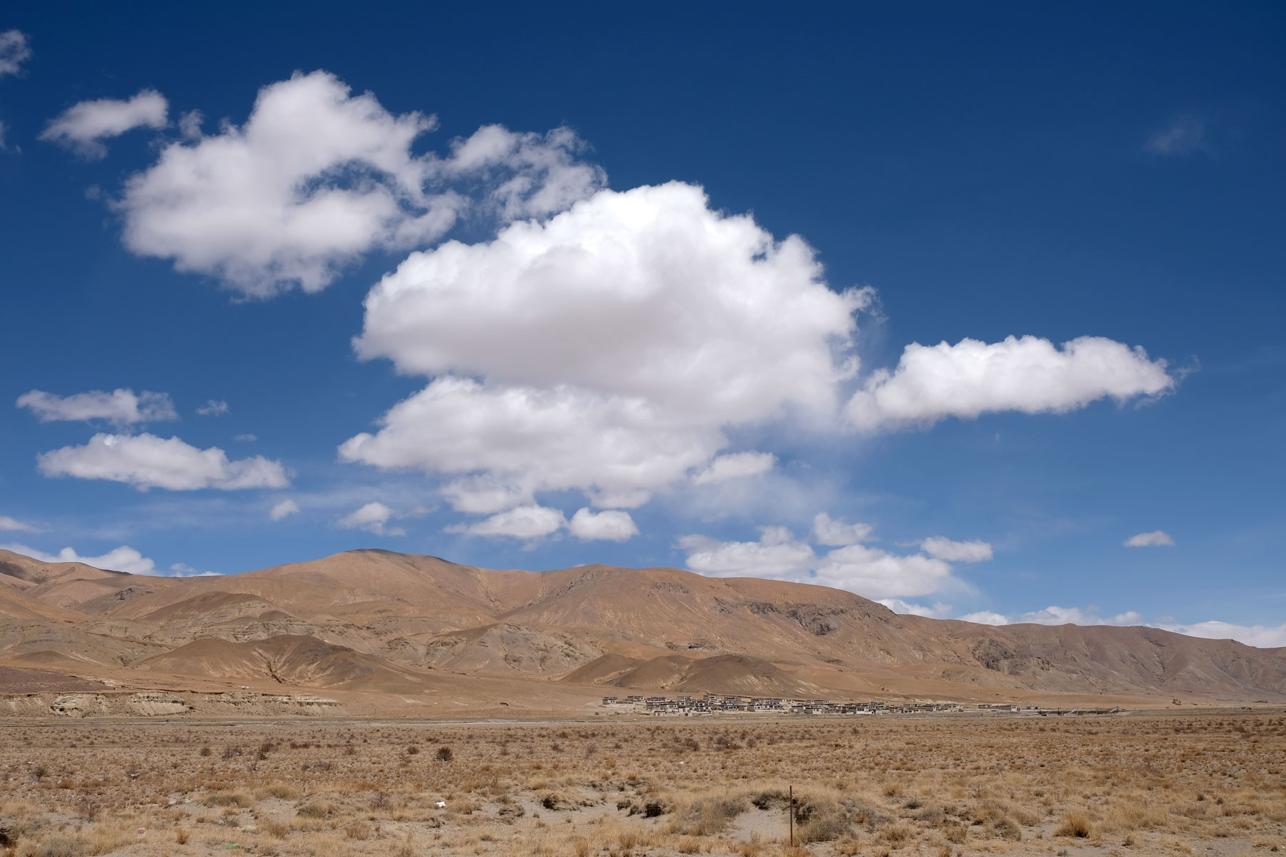 Wenige Wolken sind am strahlend blauen Himmel Tibets.