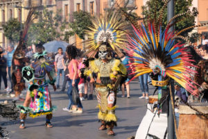 Ein Vogelmann tanzt auf dem Zócalo von Mexiko-Stadt.