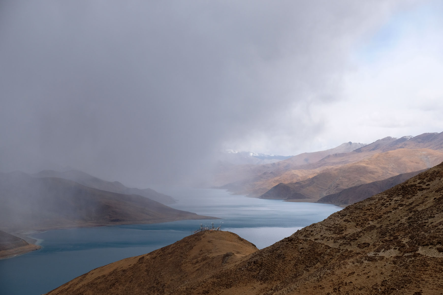 Wolken ziehen über den Yamdrok Tso See in Tibet.