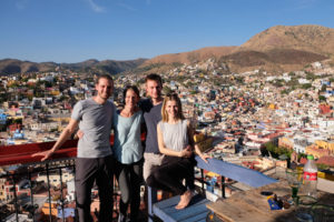 Leo und Sebastian mit ihren Freunden Pefi und Alex in Guanajuato in Mexiko.