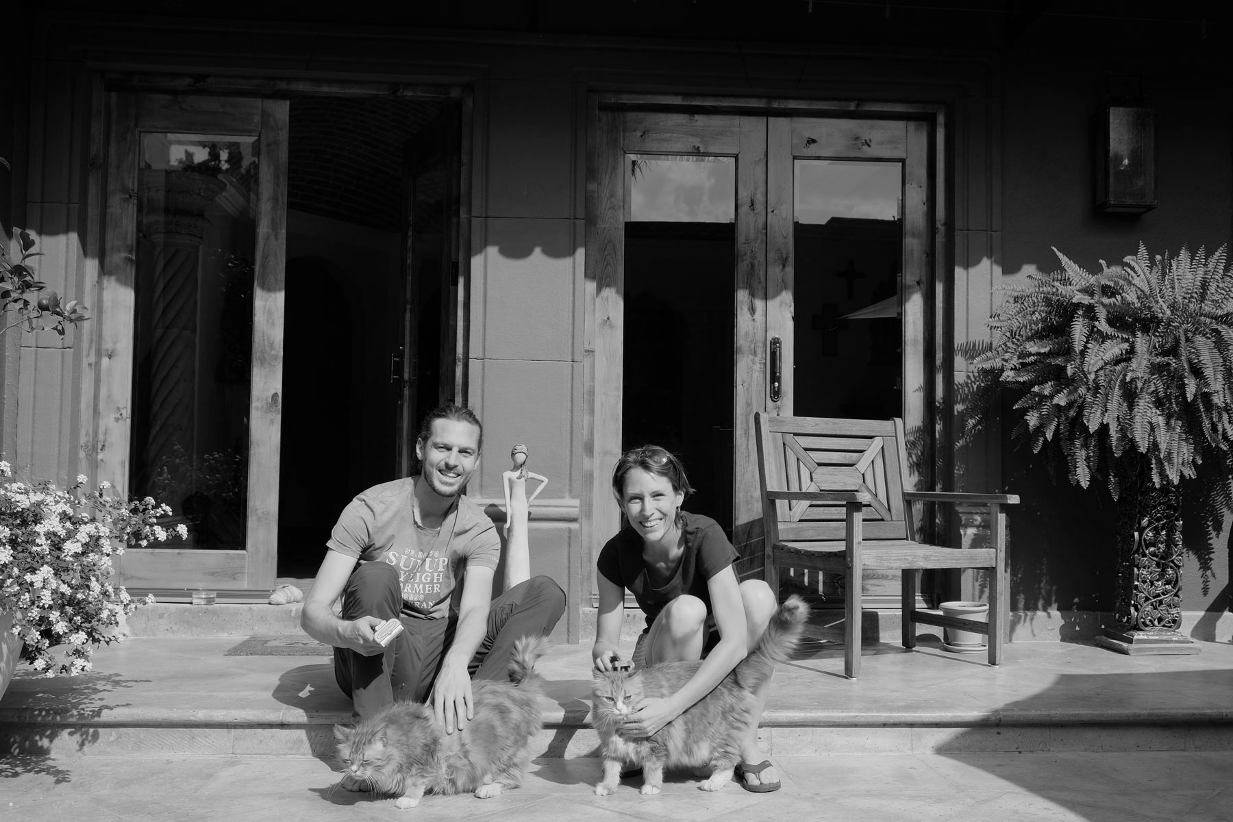Leo und Sebastian beim House Sitting in San Miguel de Allende in Mexiko mit ihren zwei Katzen.