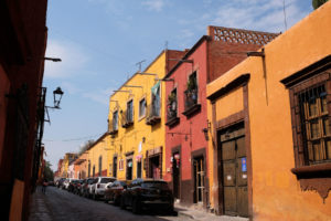 Die Straßen von San Miguel de Allende in Mexiko sind geprägt von roten und ockerfarbenen Häusern.