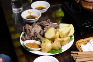 Viel Fleisch mit Kartoffeln gibt es abends in Lhasa in Tibet zu essen.